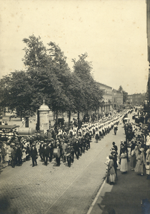 351638 Afbeelding van een optocht op het Koekoeksplein te Utrecht, met de leden van de Utrechtse gymnastiekvereniging ...